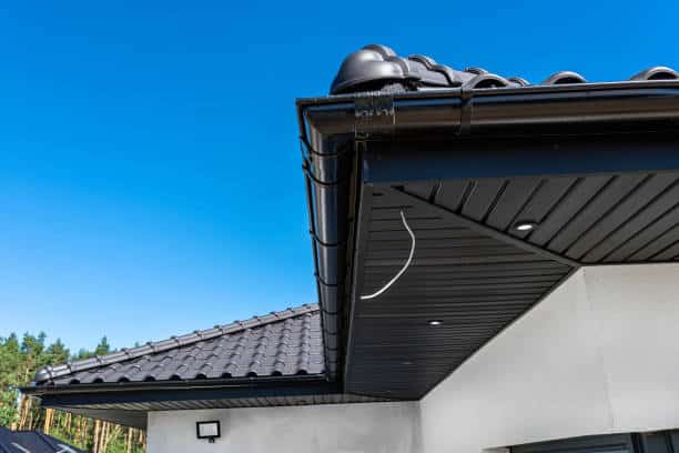 corniche toiture pvc,métal,installation,esthétique corniche de toit